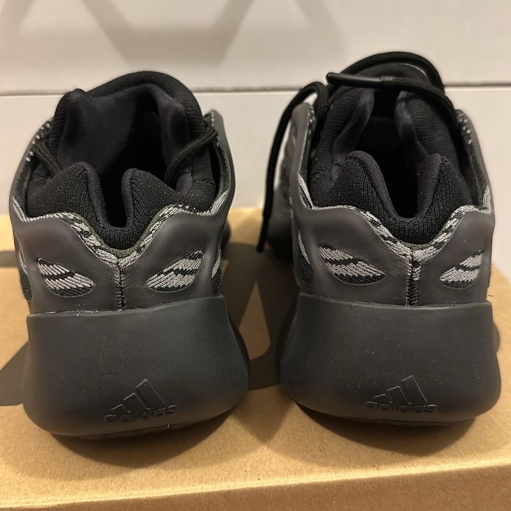 Yeezy 700 - Picture 3 of 4